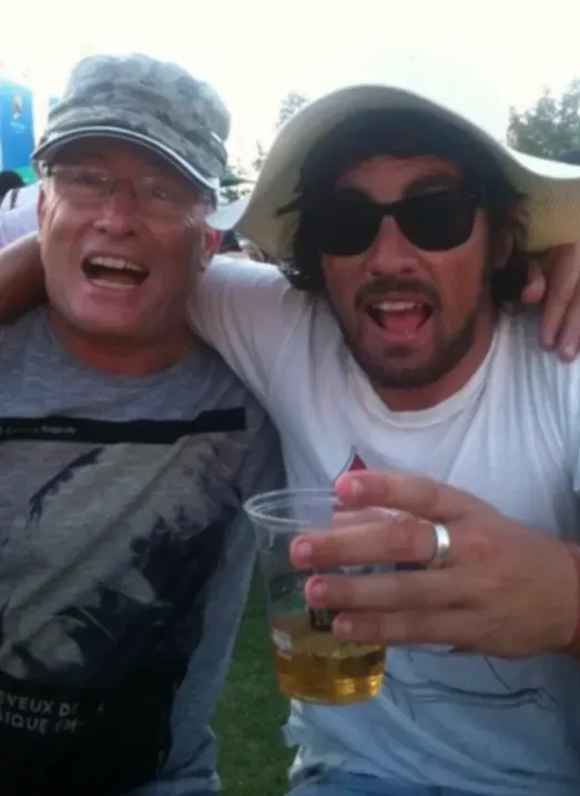 Todd Ley bebiendo con su padre. (Foto: archivo Todd Ley).