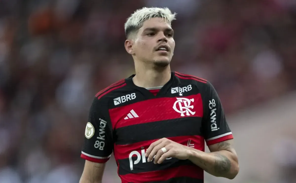 Ayrton Lucas em pauta: Flamengo aguarda propostas e futuro do lateral ganha contornos de negociação