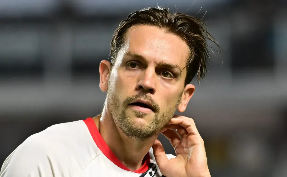Toloi Rafae Rafael Tolói tem lesão no quadril e vira o 14º no DM do São Paulo