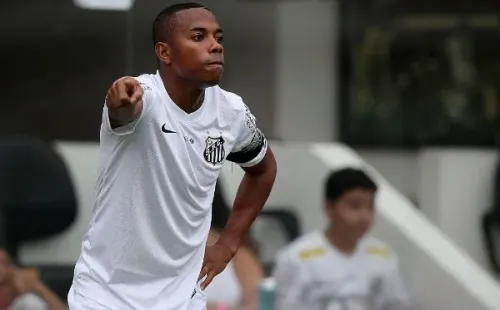 Robinho em atuação com a camisa santista e a braçadeira de capitão