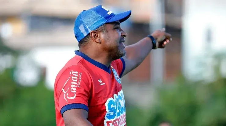 Roger comanda treino do Bahia