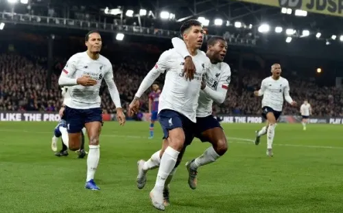 Roberto Firmino comemorando gol com a camisa do Liverpool
