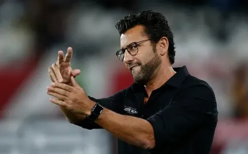 Alberto Valentim, técnico do Botafogo, instruindo seus jogadores durante a partida deste sábado (30)