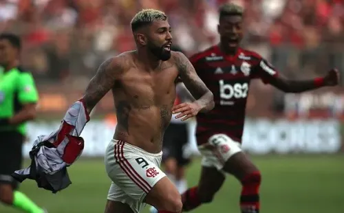 Gabigol comemorando no segundo gol contra o River Plate