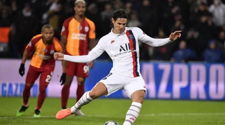 Cavani cobrando penalti pelo PSG