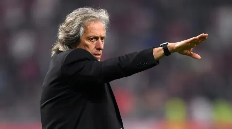 Jorge Jesus da instruções ao time do Flamengo durante a partida