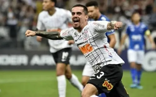 Fagner comemorando um gol do Corinthians