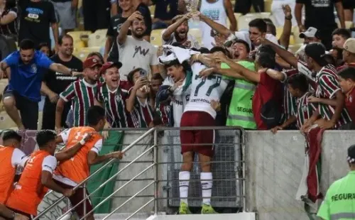 Após gol de calcanhar, Nenê foi abraçado pela torcida do Tricolor das Laranjeiras