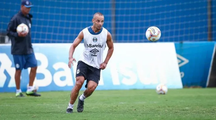 Thaciano: chance entre os titulares (Foto: Lucas Uebel/Divulgação/Grêmio)