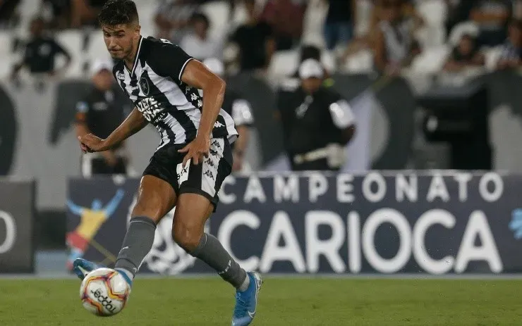 Pedro Raul: dúvida entre os titulares (Foto: Vitor Silva/Botafogo/Divulgação)