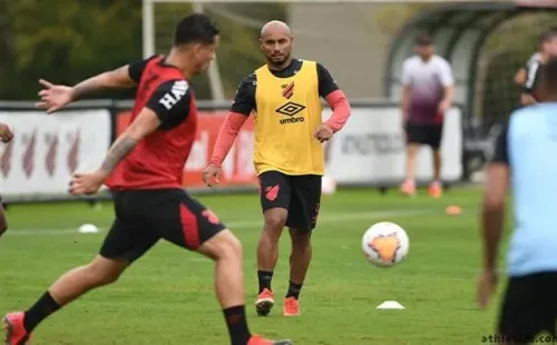 Lateral-direito Jonathan voltou a treinar pelo Athletico. Foto: Miguel Locatelli/Site Oficial