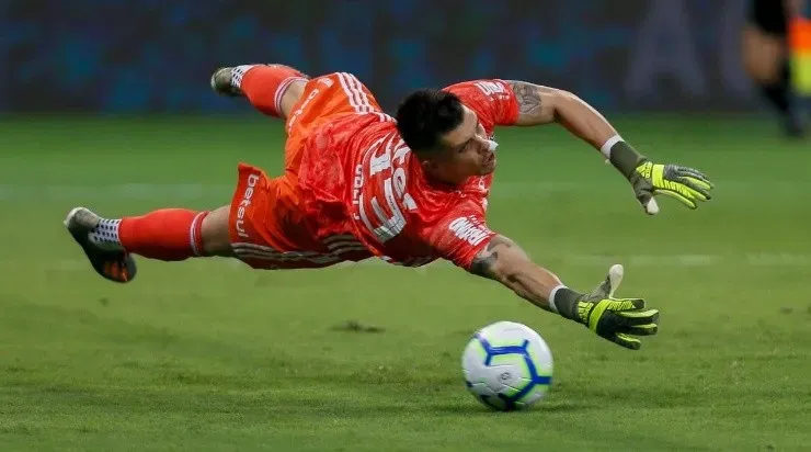 Goleiro Tiago Volpi vem sendo elogiado constantemente pelos torcedores.