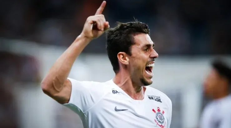 Danilo Avelar pode ser opção na zaga para Tiago Nunes.