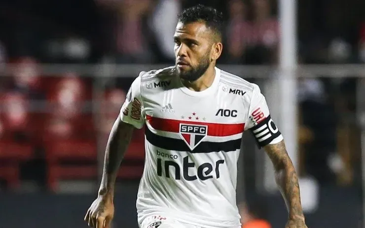 Daniel Alves tem contrato até dezembro de 2022, mas desperta interesse do Estudiantes. Foto: Getty Images