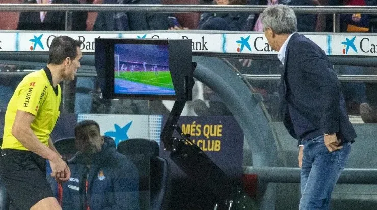Lances interpretativos terão que ser revistos pelo juiz no VAR à beira do campo. Foto: Getty Images
