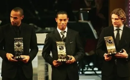 Ronaldinho Gaúcho levou o prêmio de melhor jogador do mundo pela primeira vez em 2004