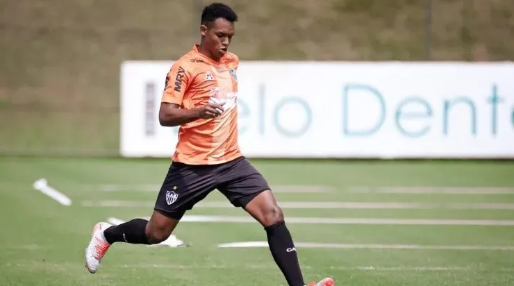 Volante Neto, do Atlético-MG, durante treino na Cidade do Galo — Foto: Bruno Cantini/Atlético-MG
