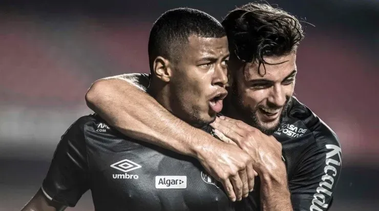 Arthur Gomes e Yuri Alberto em ação pelo Santos – Foto: Ivan Storti/Santos FC