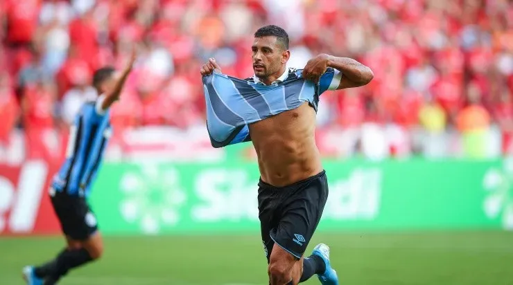 Diego Souza teria relatado sintomas semelhantes aos do vírus – Foto: Lucas Uebel/Grêmio.