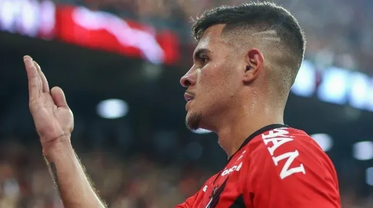 Bruno Guimarães revelou que se voltar a jogar um dia no Brasil ele escolherá o Athletico Paranaense mais uma vez. Foto: Divulgação/Twitter