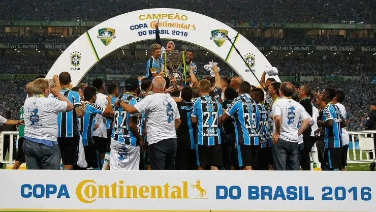 Ao lado Maicon e Marcelo Grohe, Gabriel ergueu a taça da Copa do Brasil (Foto: Lucas Uebel/Grêmio/Divulgação)