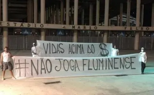 Quatro torcedores foram em frente ao Maracanã protestar contra o retorno do Campeonato Carioca. Foto: Divulgação