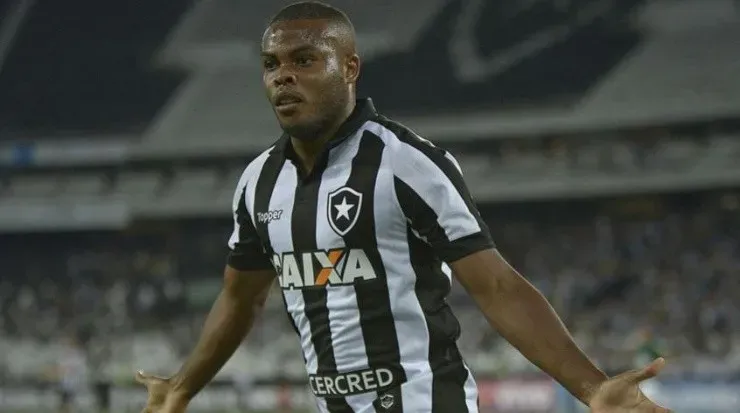Vinícius Tanque irá rescindir com o Botafogo. Foto: Divulgação/Twitter