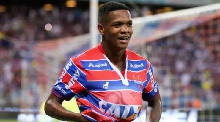 Marcinho defende oChongqing Dangdai Lifan, mas com chance de suspensão da liga na China, atacante pode voltar por empréstimo. Foto: Divulgação