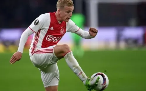 Van De Beek deve ser negociado pelo Ajax.
