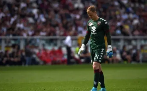 Hart pede mais uma chance no futebol.