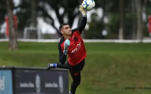 Santos renovou até 2023 – Foto: Divulgação/Athletico.