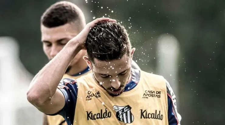Jean viveu seu ápice no Santos em 2019 quando foi artilheiro do Campeonato Paulista. Hoje, porém, está esquecidono elenco(Foto: Ivan Storti/Santos)