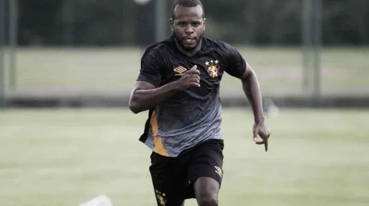 Phillip deve jogar contra oSanta Cruz. (Foto:Anderson Stevens/Sport Recife)