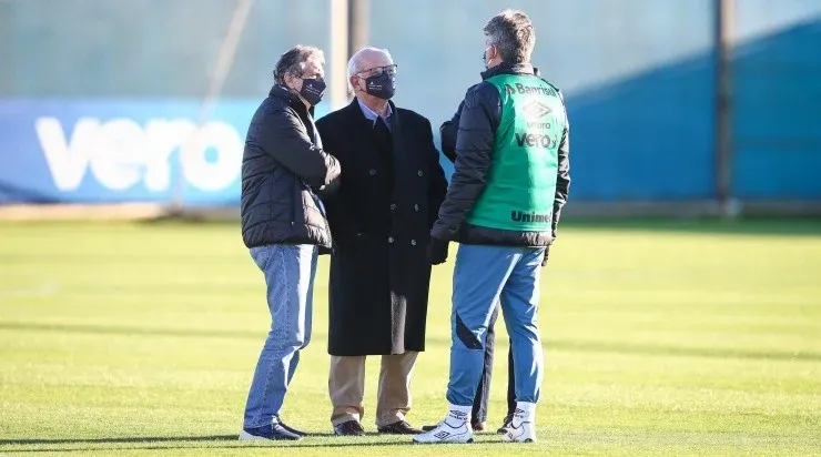 Paulo Luz (E), Romildo (C) e Renato (D): VP, presidente e técnico conversam no CT (Foto: Lucas Uebel/Grêmio/Divulgação)