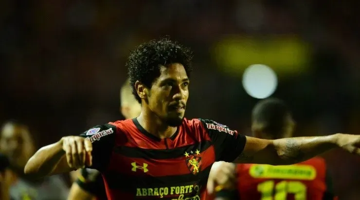 Hernane em ação pelo Sport. (Foto: Anderson Stevens/Sport)