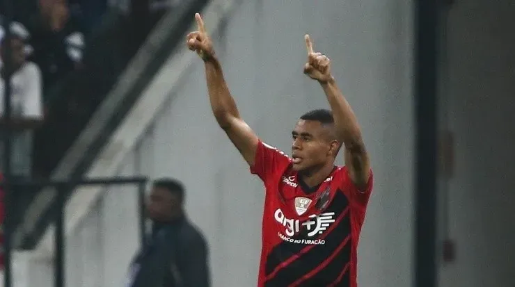 Erick em ação pelo Furacão. (Foto: Site Oficial)