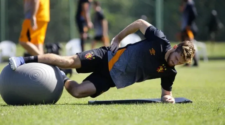 Raul Prata deve ser desfalque na partida – Foto: Anderson Stevens/Sport.