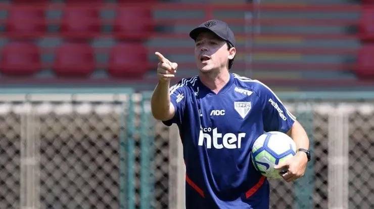 Fernando Diniz acredita que Igor Gomes voltará a apresentar o futebol do primeiro semestre. Foto: Rubens Chiri/São Paulo FC