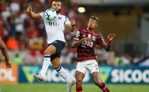 Samuel Xavier em jogo contra o Flamengo em 2019. (Foto: Getty Images)