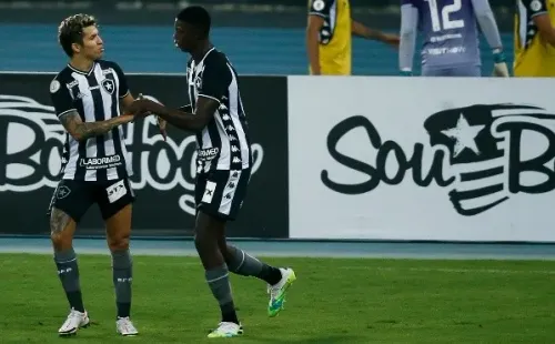 Botafoguenses festejam gol na última partida contra o Vasco. (Foto: Getty Images)