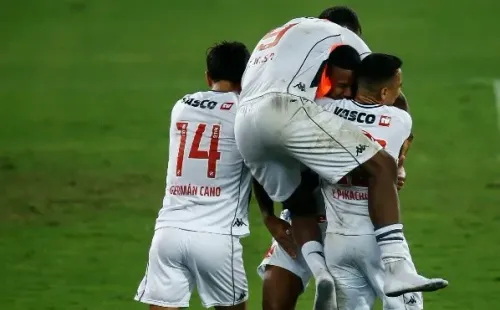 Vascaínos festejam gol contra o Botafogo pelo Brasileirão (Foto: Getty Images)