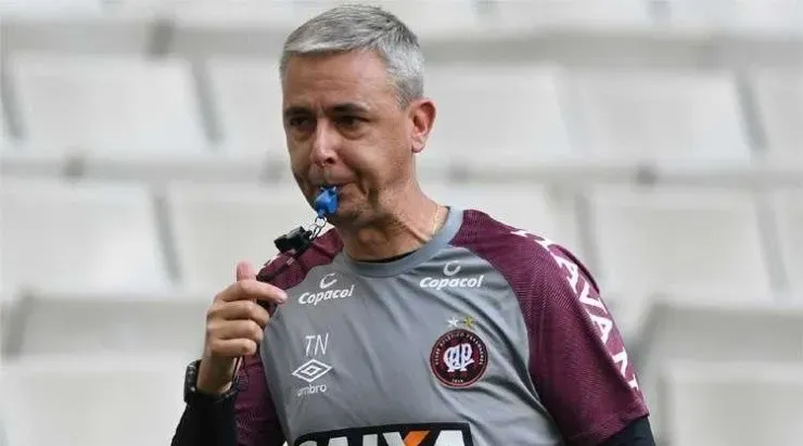 Tiago Nunes em ação pelo Athletico. Foto: Divulgação