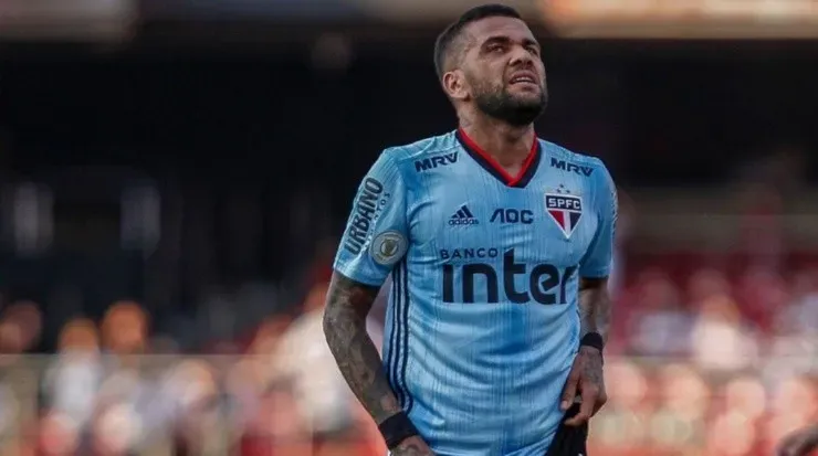 Daniel Alvez vem sendo questionado pelos torcedores do São Paulo.