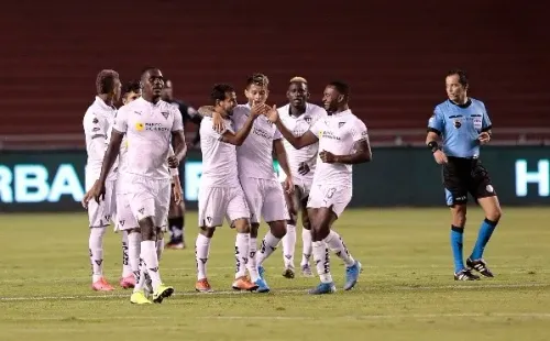 Jogadores da LDu festejam gol marcado. (Foto: Getty Images)