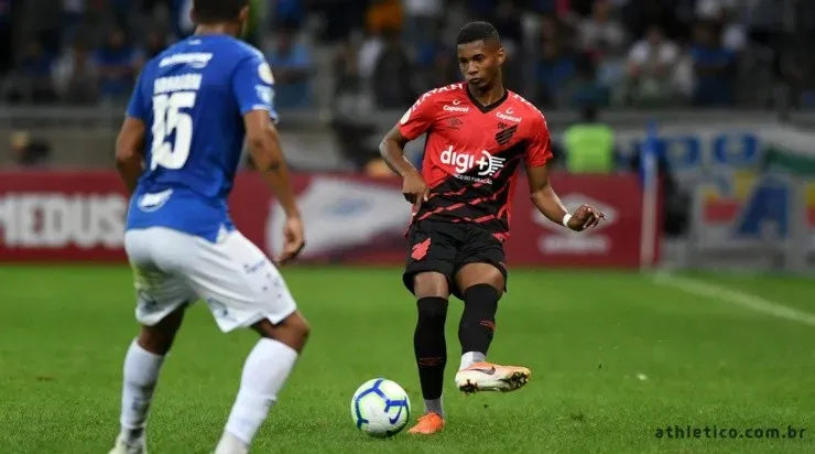 Abner vem se destacando pelo Furacão – Foto: Divulgação/Athletico.