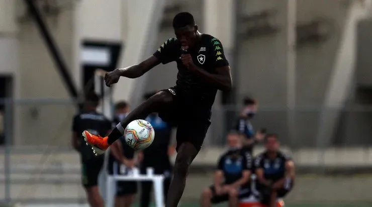 Matheus Babi em ação pelo Botafogo. Foto: Vitor Silva