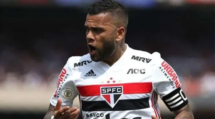 Para Careca, Daniel Alves precisa voltar a ser lateral. Foto: Rubens Chiri