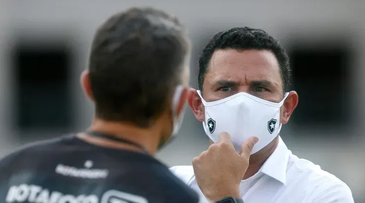 Tulio Lustosa: diretor busca reforços (Foto: Vitor Silva/Botafogo/Divulgação)