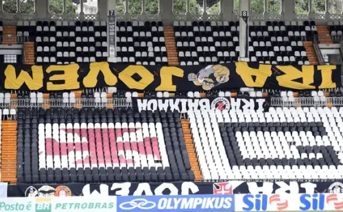 Torcida do Vasco pendura faixas de cabeça para baixo em protesto (Foto: André Durão)