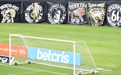 Torcida do Vasco pendura faixas de cabeça para baixo em protesto (Foto: André Durão)